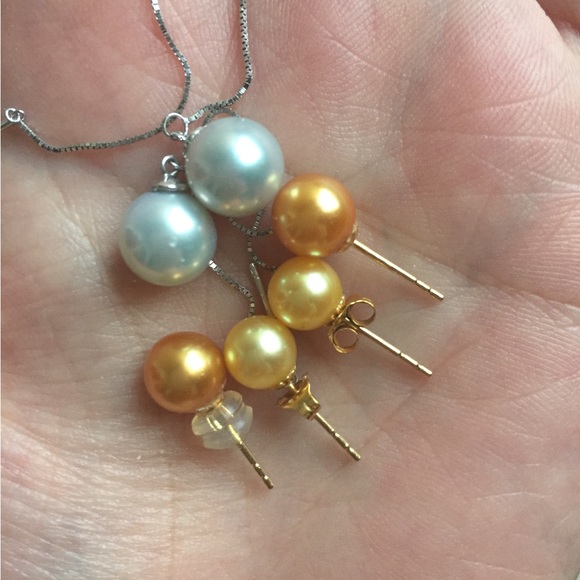 Light gold yellow pearl earrings 6mm akoya top luster - Picture 2 of 2